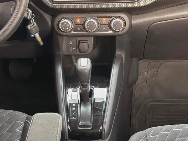 Nissan Kicks, 2024 completely accident-free, original paint.