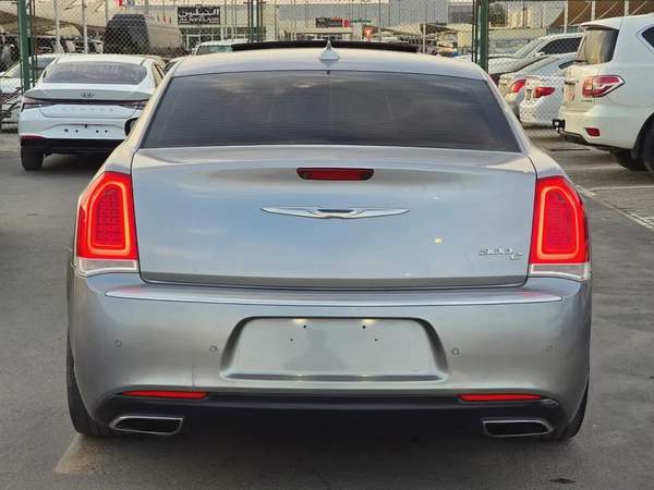 كرايسلر 300c مواصفات امريكية هيمي 8 سلندر بحالة جيدة