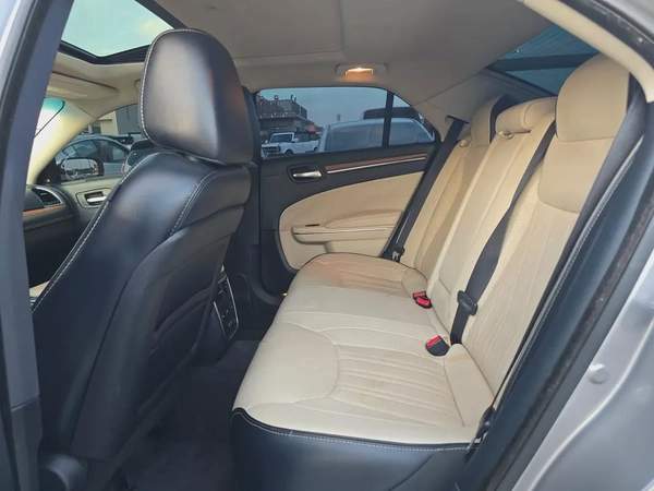 كرايسلر 300c مواصفات امريكية هيمي 8 سلندر بحالة جيدة