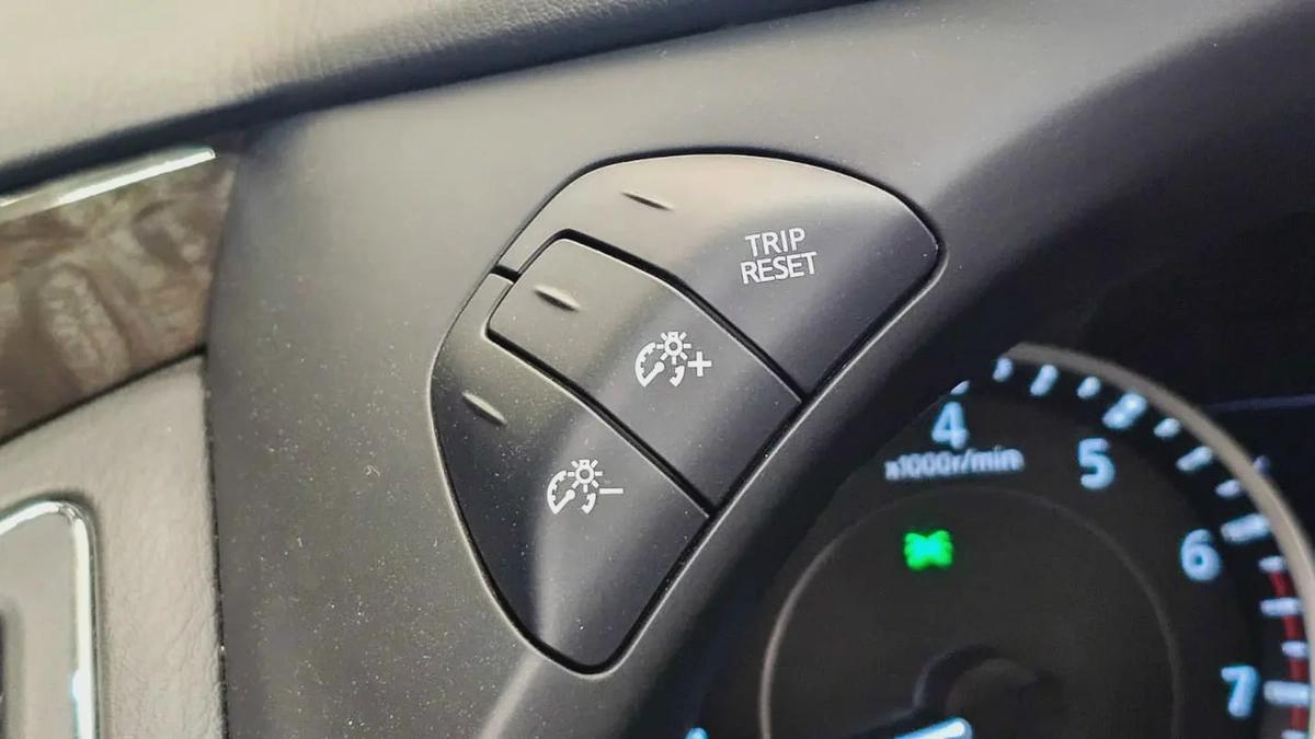 NISSAN - PATROL - LE PLATINUM - V 8 - 2022 MODEL - GCC SPECS - V 8 - 58,000KM - GOLD COLOR-5-5