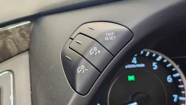 NISSAN - PATROL - LE PLATINUM - V 8 - 2022 MODEL - GCC SPECS - V 8 - 58,000KM - GOLD COLOR