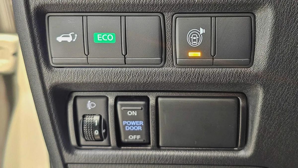 NISSAN - PATROL - LE PLATINUM - V 8 - 2022 MODEL - GCC SPECS - V 8 - 58,000KM - GOLD COLOR-6-6