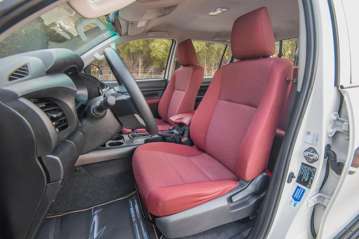 Hilux | Double Cabin 4x4 | Diesel Manual | GCC Specs | Ref#T52040-8-8