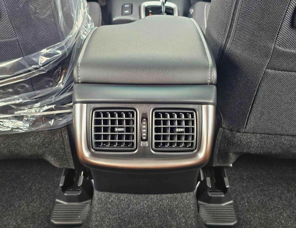 Toyota Hilux SR5 TRD WOOD INTERIOR W VISOR / 4.0L PETROL V6 4WD / BLIND SPOT / DIFFLOCK / DVD+CAMERA (CODE # H6A)-13-13