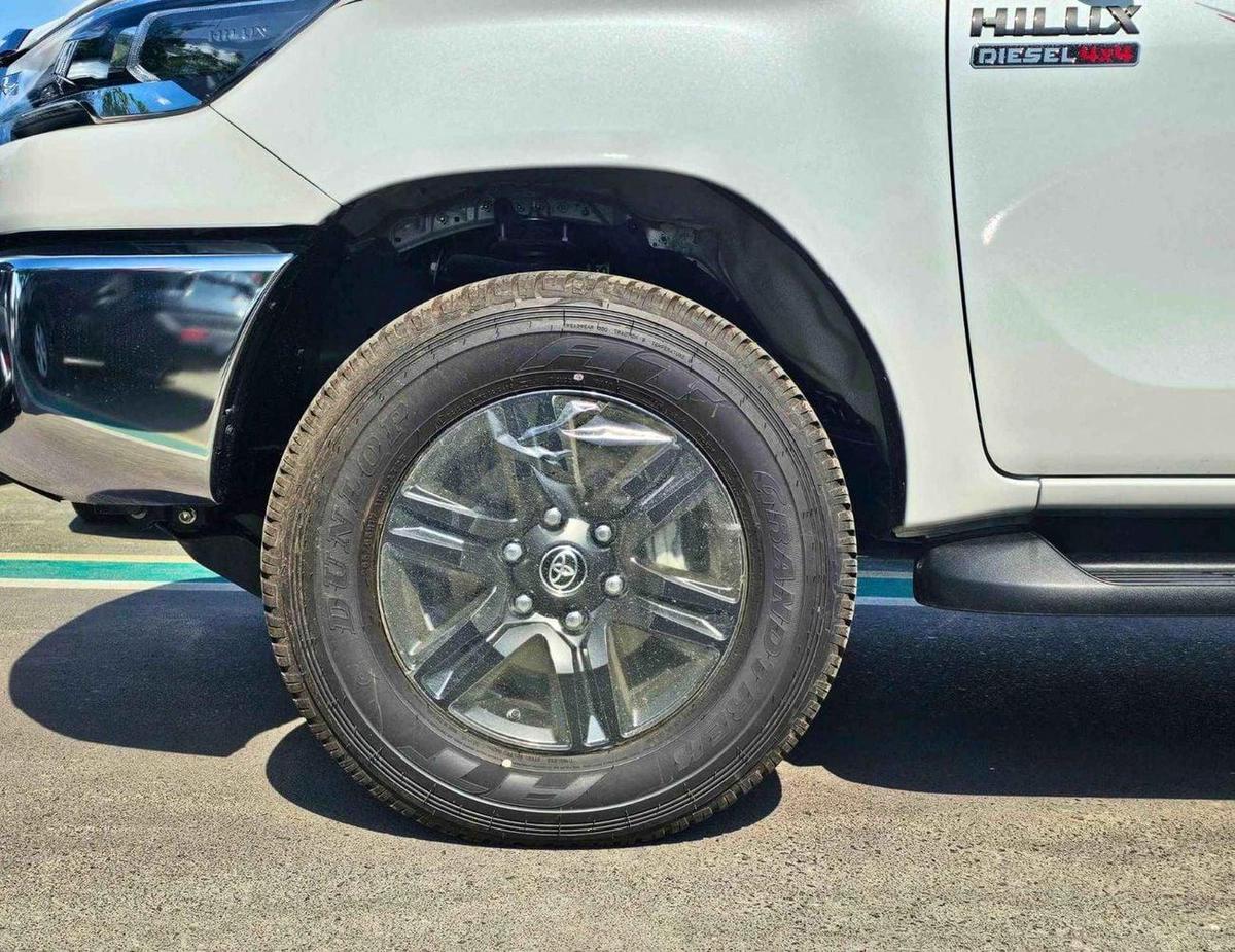Toyota Hilux SR5 / 2.4L DIESEL A/T / BLIND SPOT / DIFF LOCK / FR&RR CHROME BUMPERS / (CODE # HDFAA)-6-6