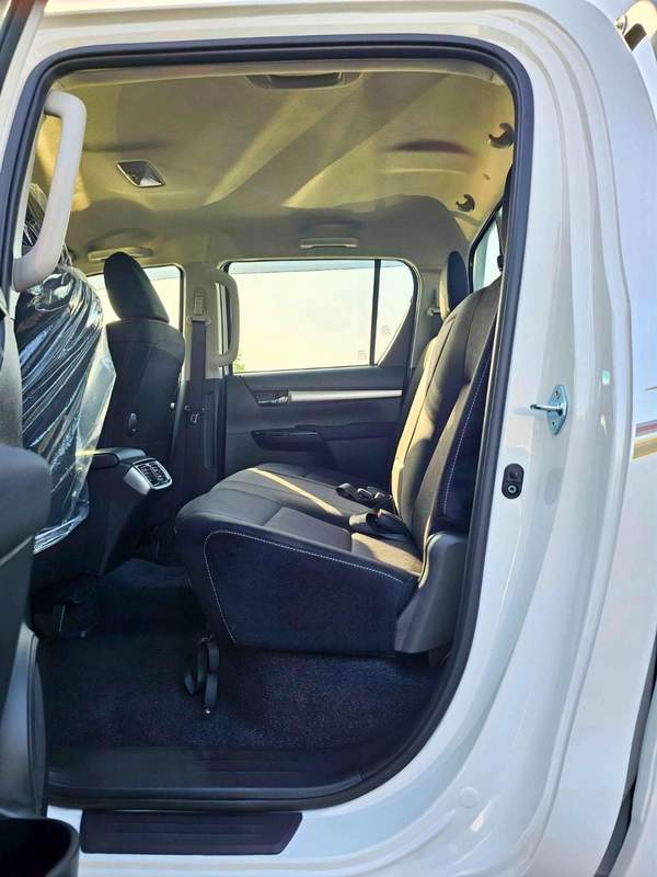 Toyota Hilux SR5 / 2.4L DIESEL A/T / BLIND SPOT / DIFF LOCK / FR&RR CHROME BUMPERS / (CODE # HDFAA)