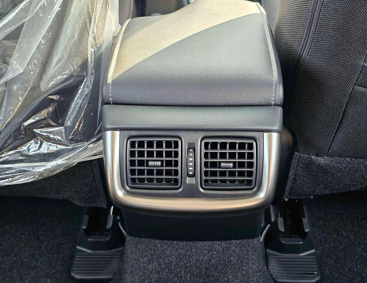 Toyota Hilux SR5 / 2.4L DIESEL A/T / BLIND SPOT / DIFF LOCK / FR&RR CHROME BUMPERS / (CODE # HDFAA)-13-13