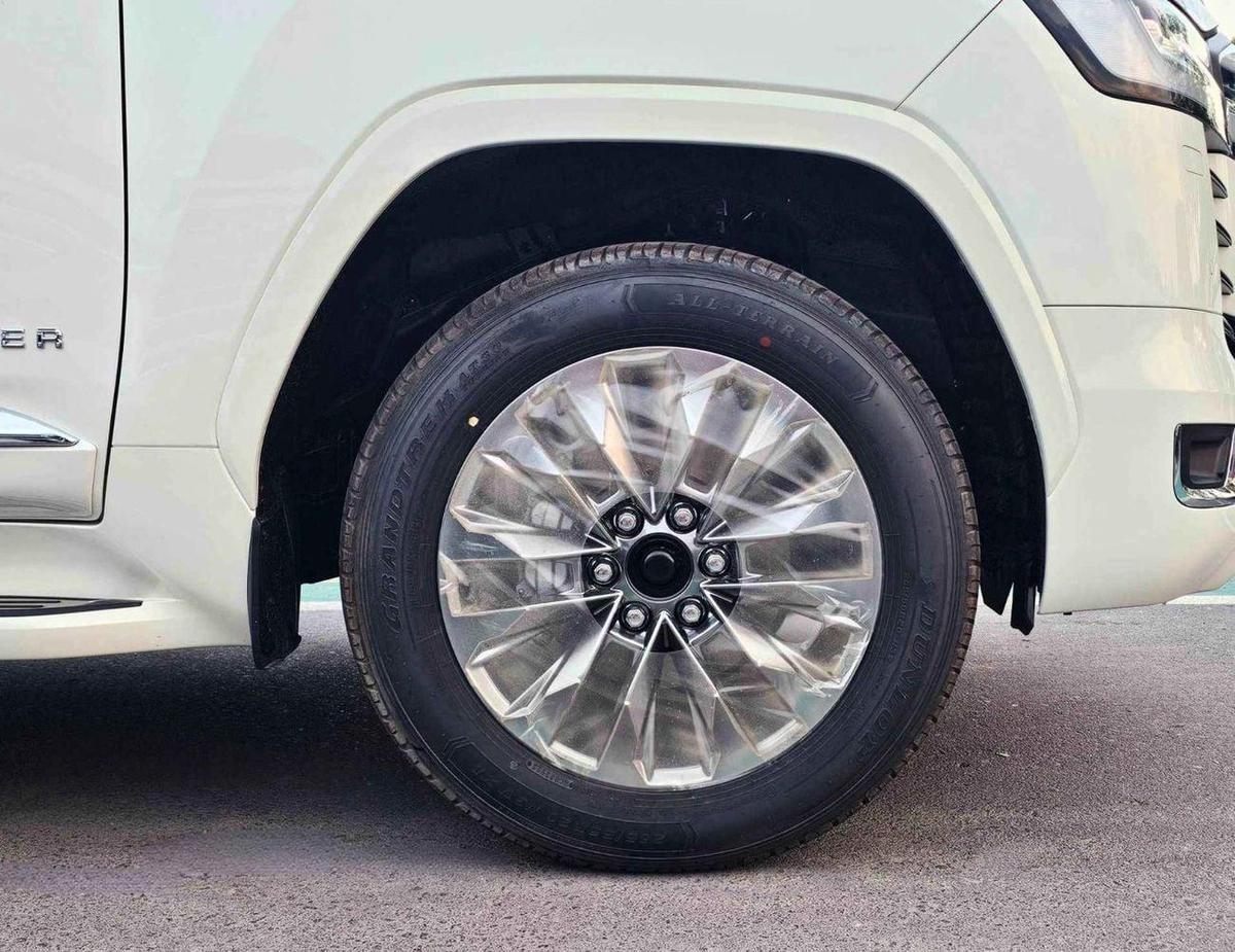 Toyota Land Cruiser VX /BIG DVD/JBL SPEAKERS / REAR ENTERTAINMENT DVD /MID OPTION (CODE#VX4MA)-16-16