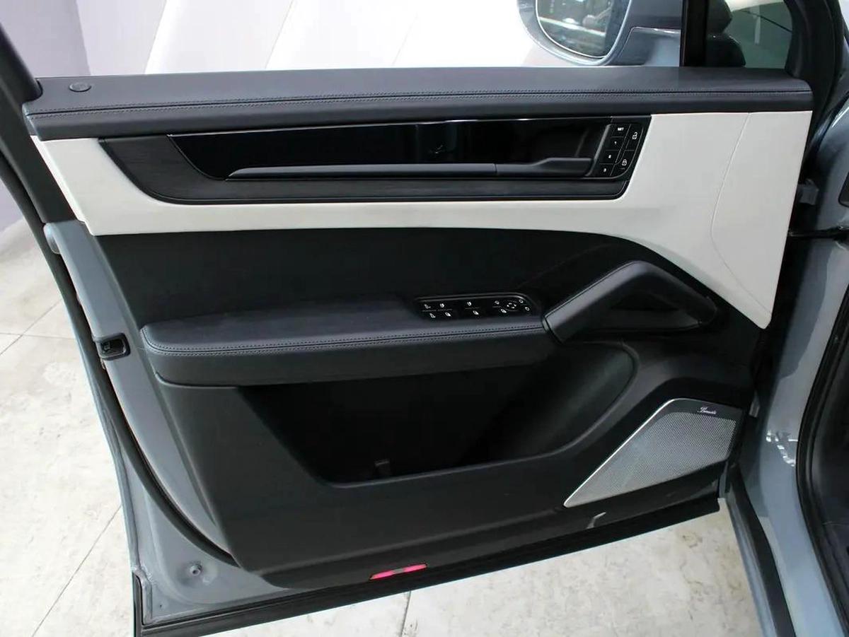 2025 - PORSCHE CAYENNE GTS V8 with warranty-14-14