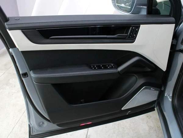 2025 - PORSCHE CAYENNE GTS V8 with warranty