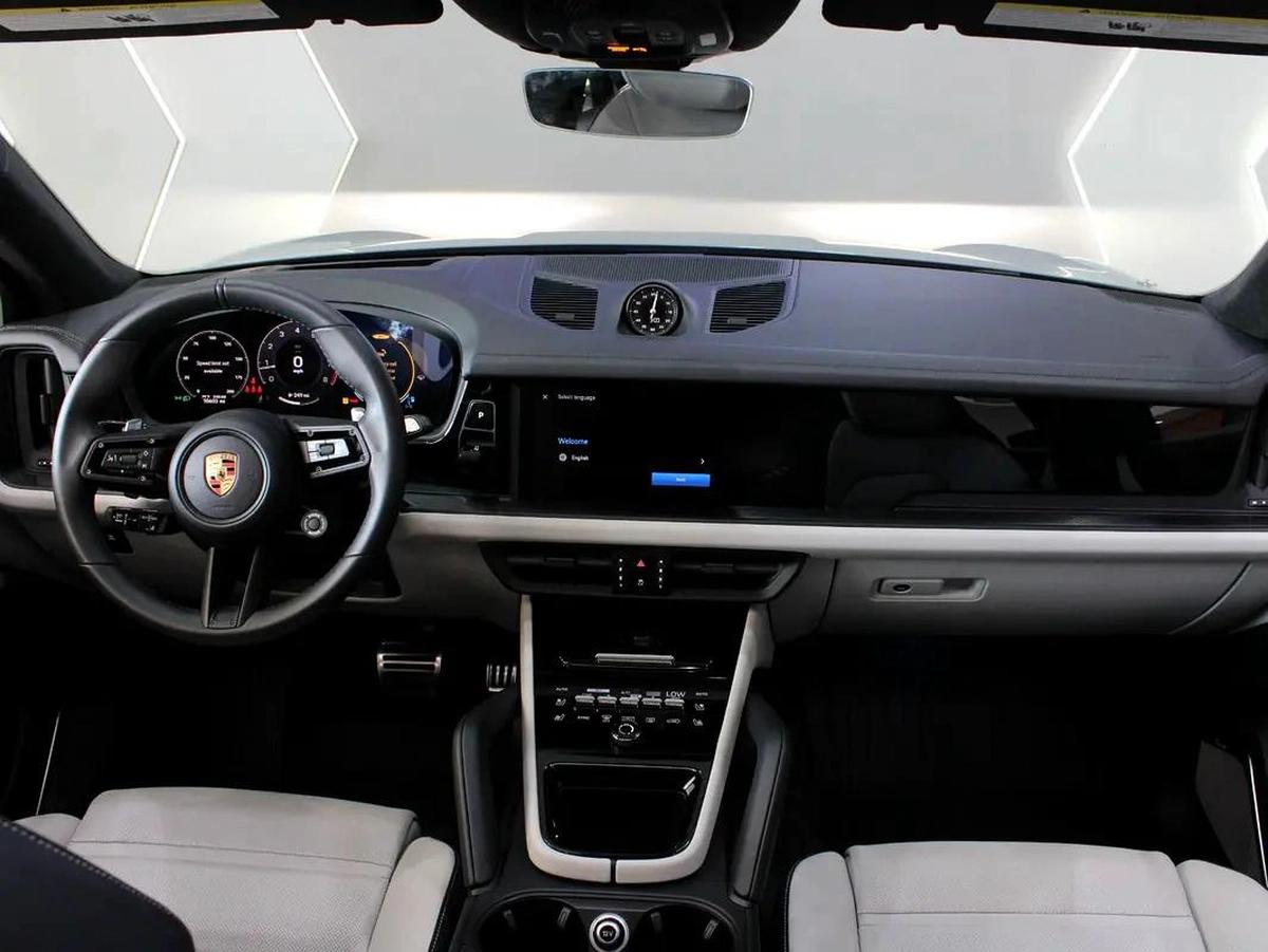 2025 - PORSCHE CAYENNE GTS V8 with warranty-11-11