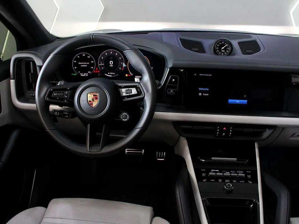 2025 - PORSCHE CAYENNE GTS V8 with warranty-16-16