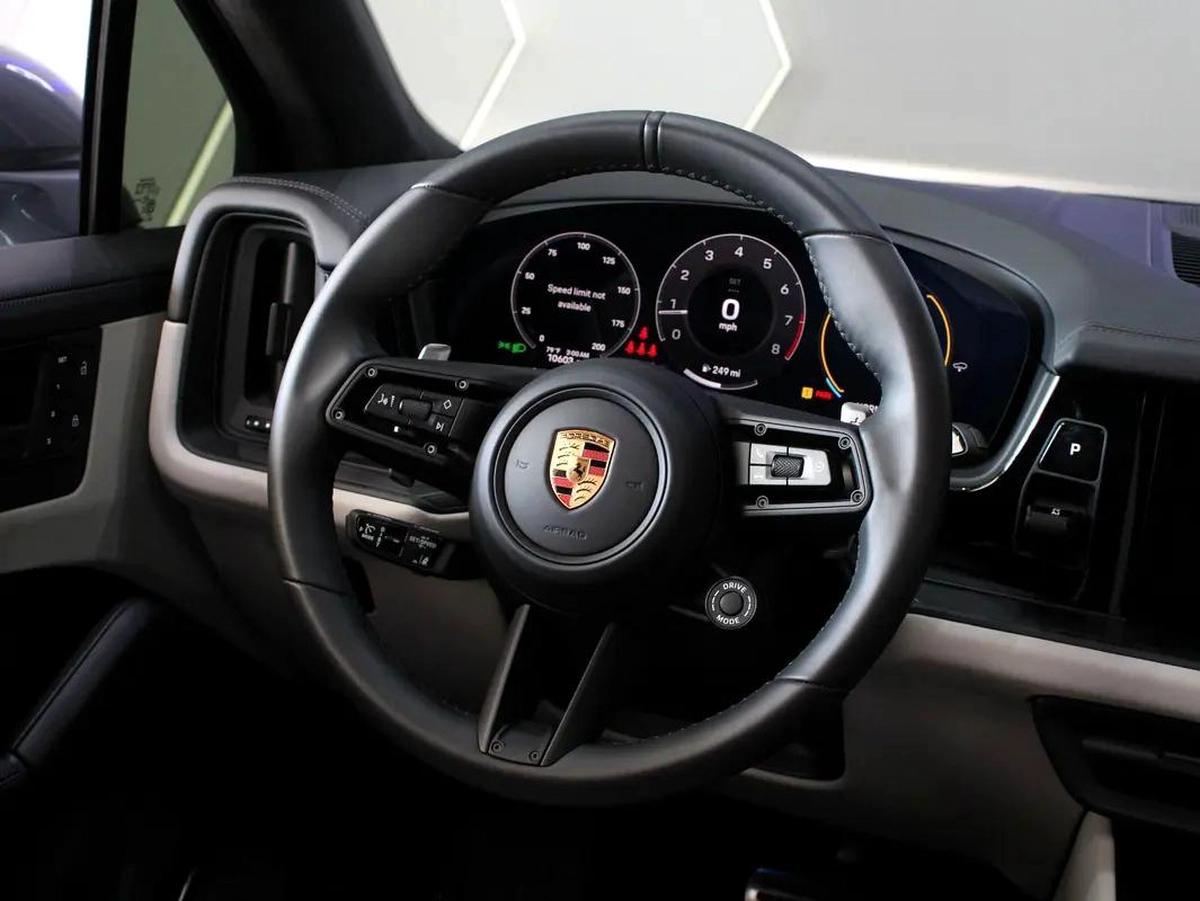 2025 - PORSCHE CAYENNE GTS V8 with warranty-4-4