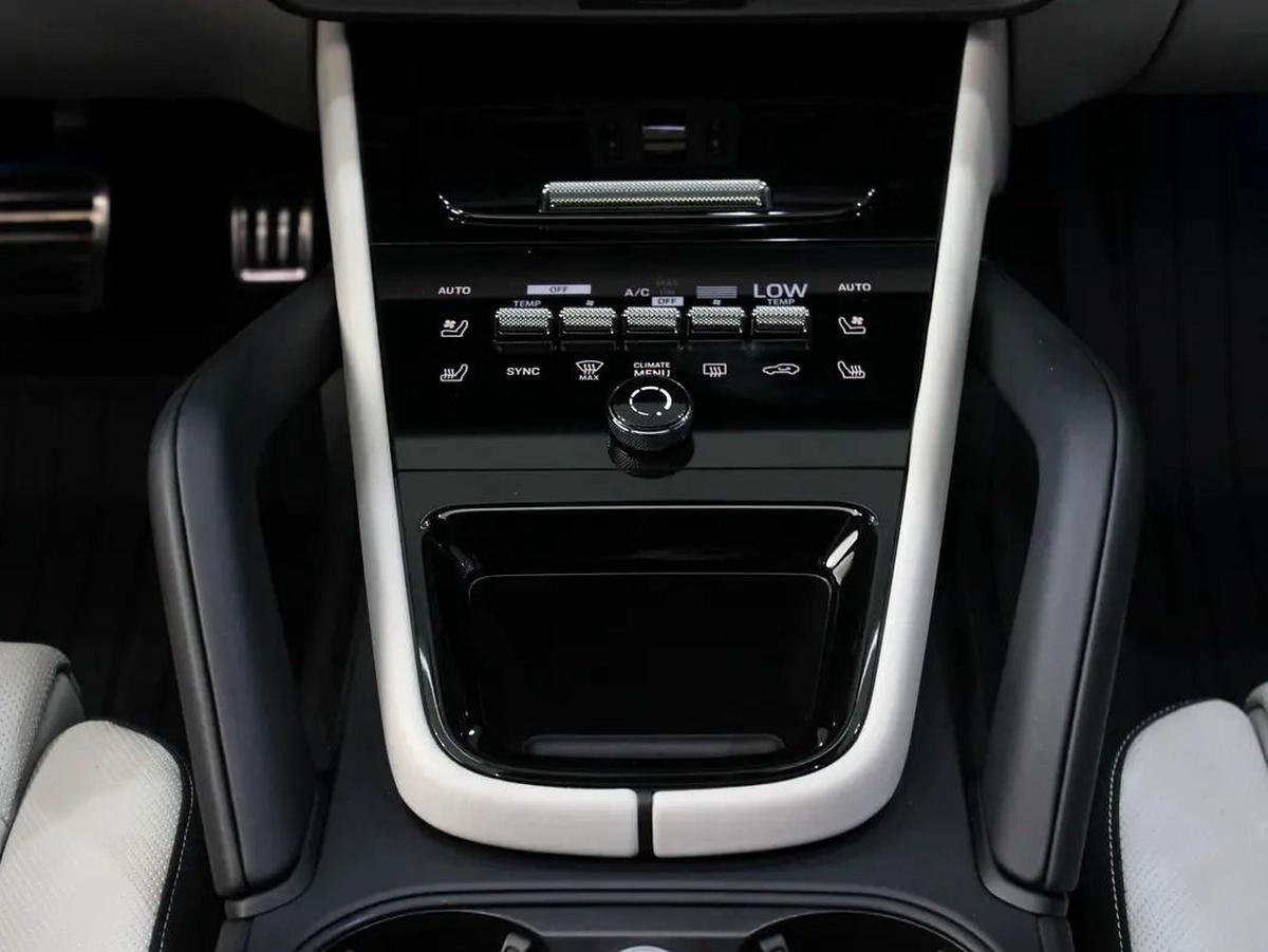 2025 - PORSCHE CAYENNE GTS V8 with warranty-13-13