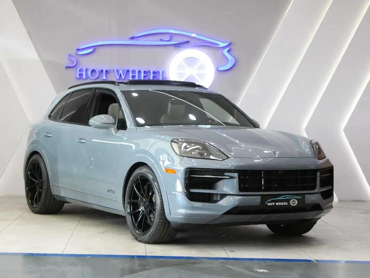 2025 - PORSCHE CAYENNE GTS V8 with warranty-8-8