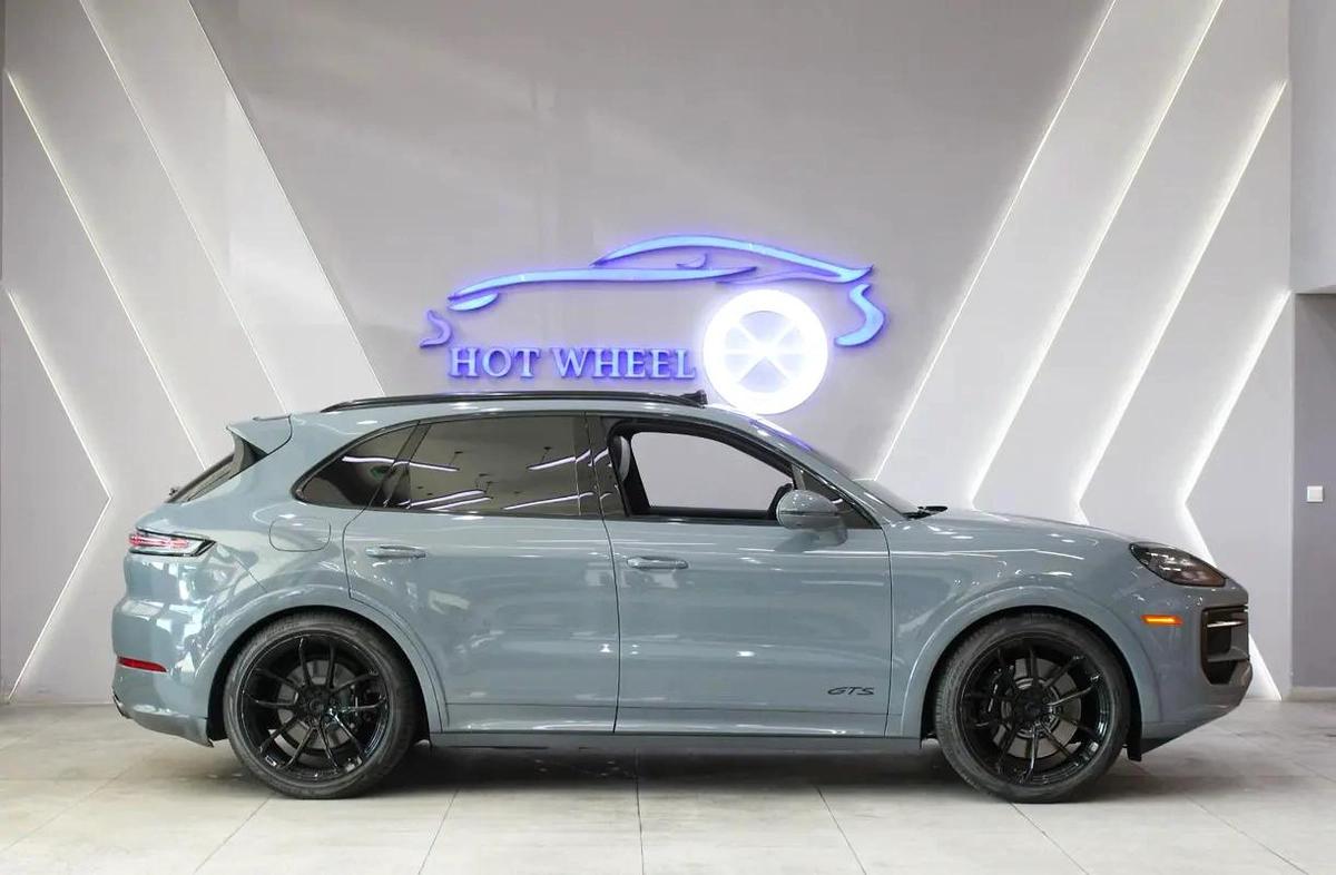 2025 - PORSCHE CAYENNE GTS V8 with warranty-9-9