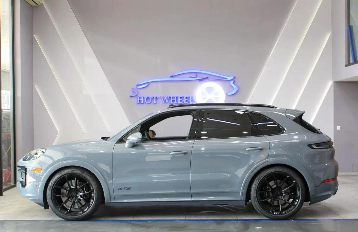 2025 - PORSCHE CAYENNE GTS V8 with warranty-12-12