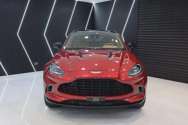 Aston Martin DBX 550