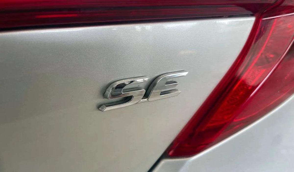 Toyota Camry SE 2.5L-4CYL EXCELLENT CONDITION LOW KILOMETER DRIVEN-6-6