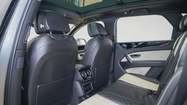 Special Offer | AED 6,343 PM | Factory Carbon Fibre Package, Low KM | Bentayga Speed Carbon