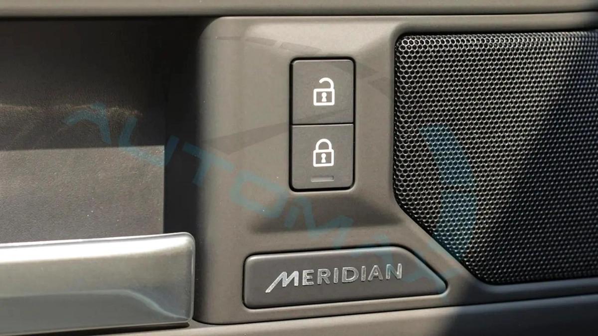 2025 Land Rover Defender 110 X-Dynamic SE P400e Plug-in Hybrid 0KM With 5 Years Or 100K KM Warranty-4-4