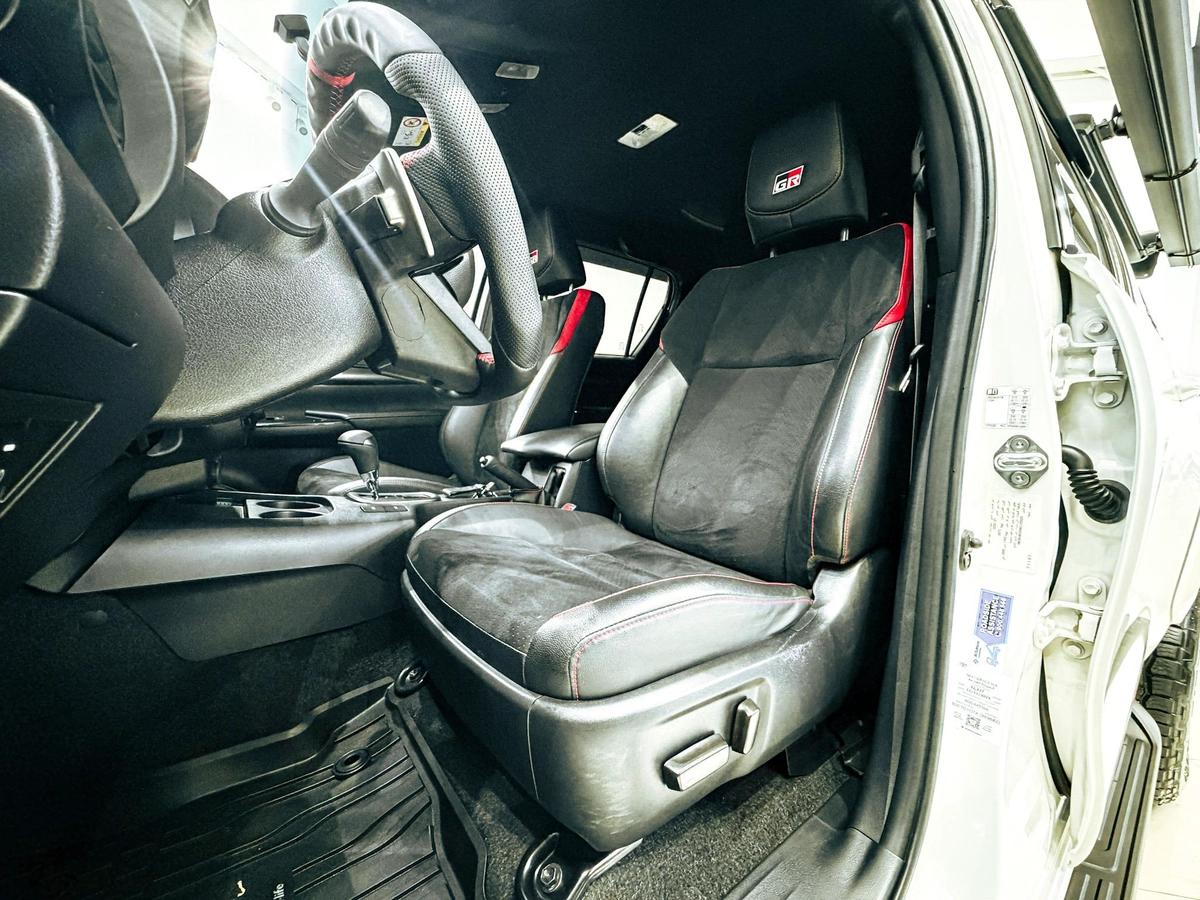 Massive Price Drop!!! // AED 2,550 // 20% DP // 2022 Toyota Hilux GR Sport 4.0L V6 4*4-2-2