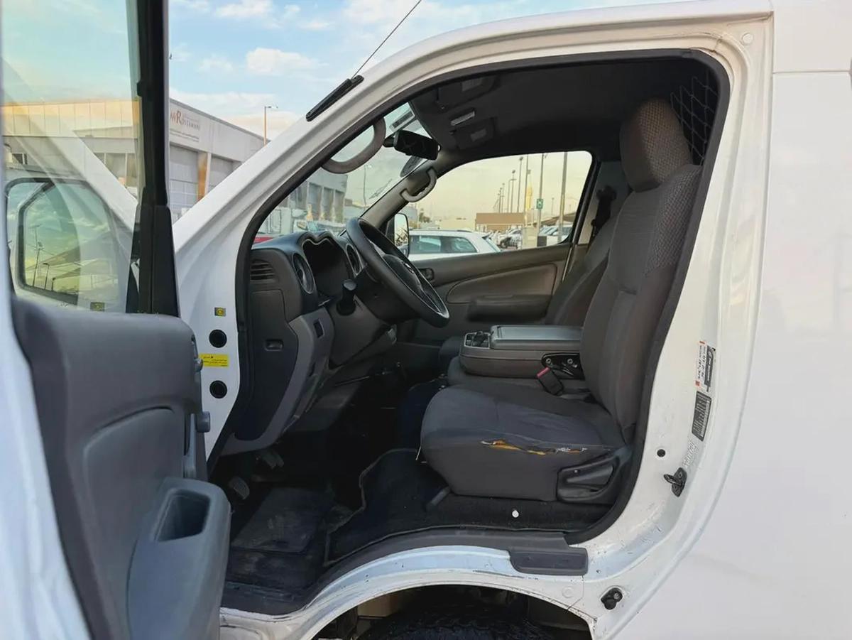 Nissan Urvan Standard 2022 - GCC Specs - Perfect for your Business!-6-6