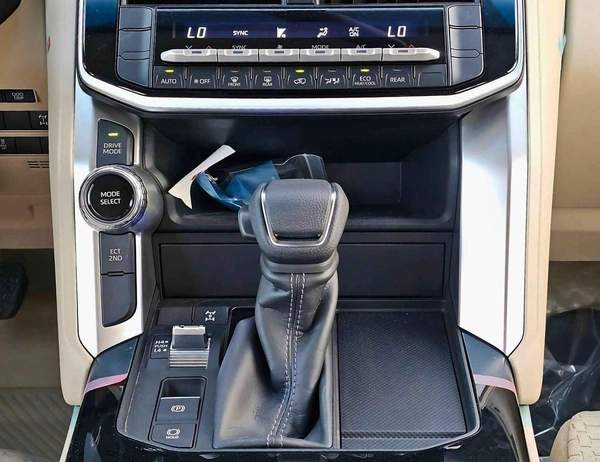Toyota Land Cruiser GXR 3.3L Diesel Twin Turbo | Sunroof | Driver Electric Seat (CODE # GXR-G1)