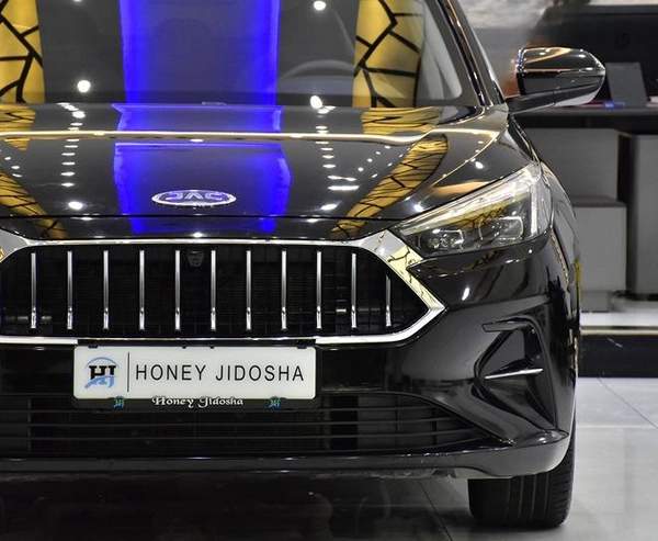 JAC J7 ( 2024 Model ) in Black Color GCC Specs