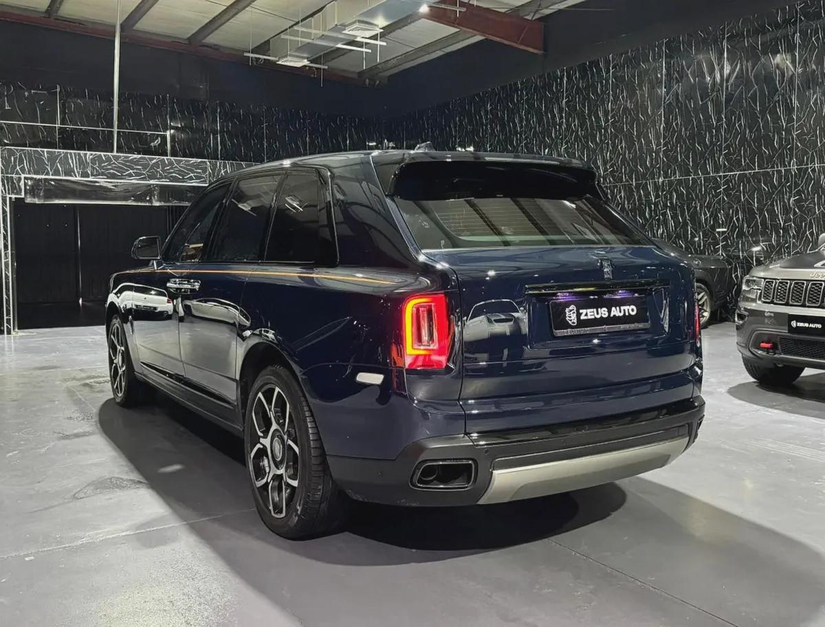 Rolls-Royce Cullinan Black Badge 2021 GCC specs for 1,090,000.00 AED-4-4