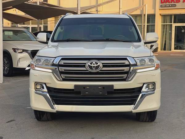 تويوتا لاند كروزر 2018 خليجي GXR5.7 ثمانيه سلندر فتحه جلد دفلوك