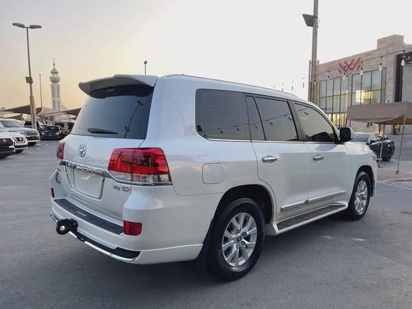 تويوتا لاند كروزر 2018 خليجي GXR5.7 ثمانيه سلندر فتحه جلد دفلوك