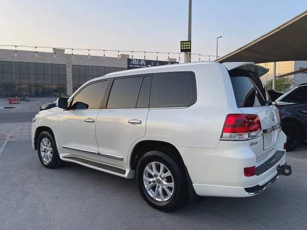 تويوتا لاند كروزر 2018 خليجي GXR5.7 ثمانيه سلندر فتحه جلد دفلوك