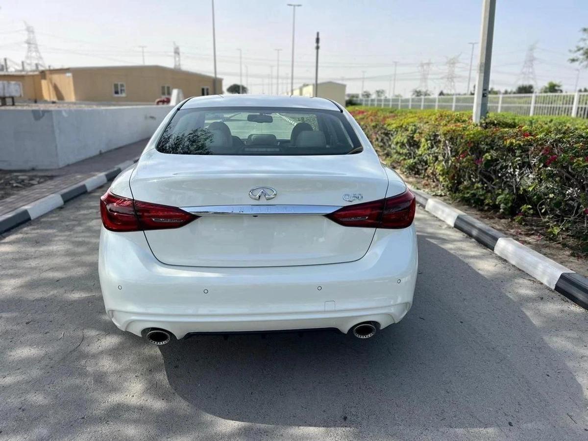 Infiniti Q50 Luxe 3.0L-8-8