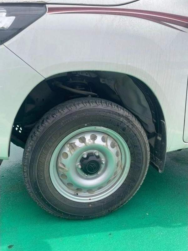 Toyota Hilux 2.7 L // 4X4 // BASIC OPTION //