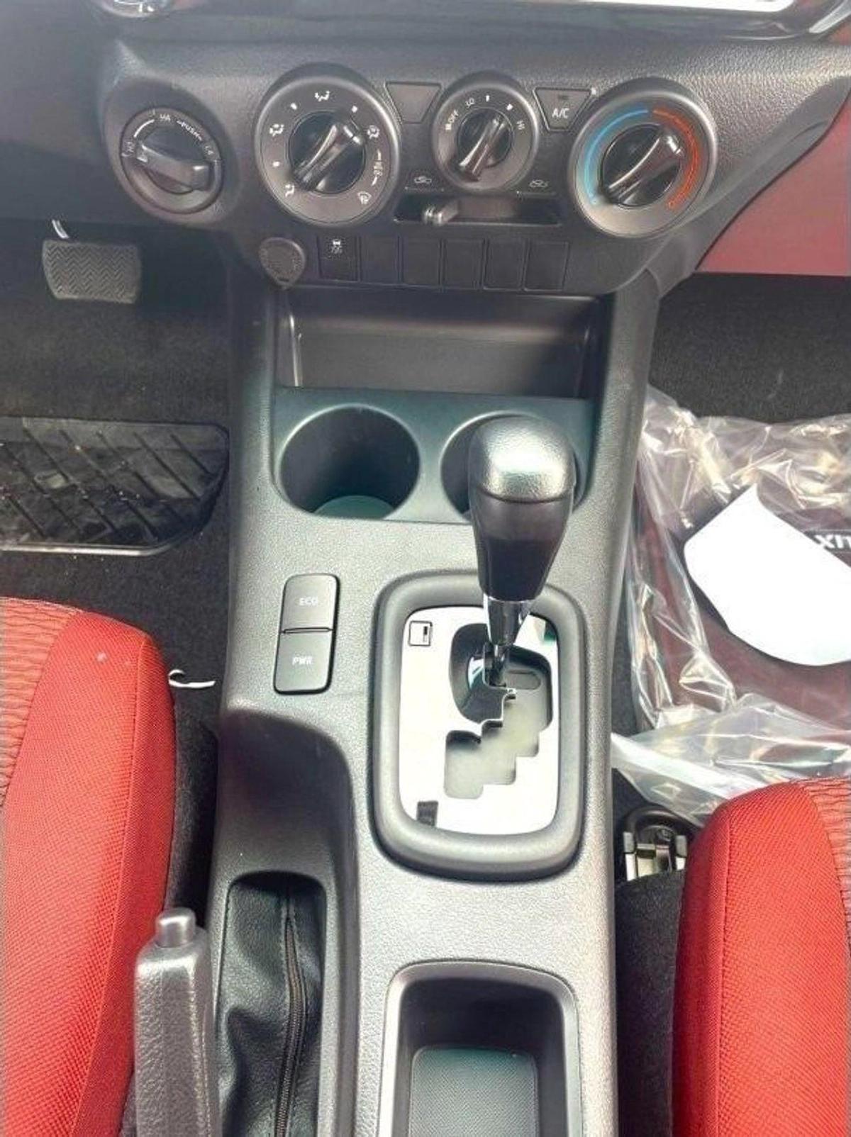 Toyota Hilux 2.7 L // 4X4 // BASIC OPTION // -12-12