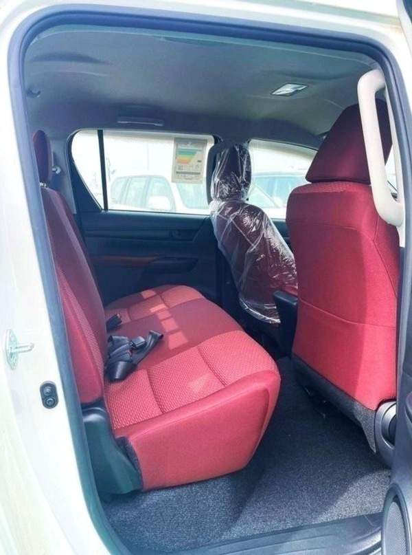 Toyota Hilux 2.7 L // 4X4 // BASIC OPTION //