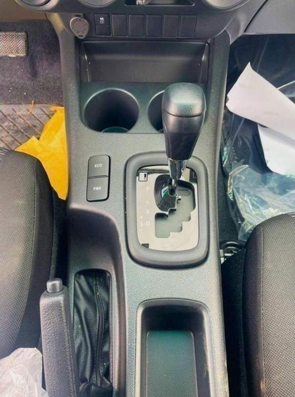 Toyota Hilux 2.7 L // 4X4 // BASIC OPTION //