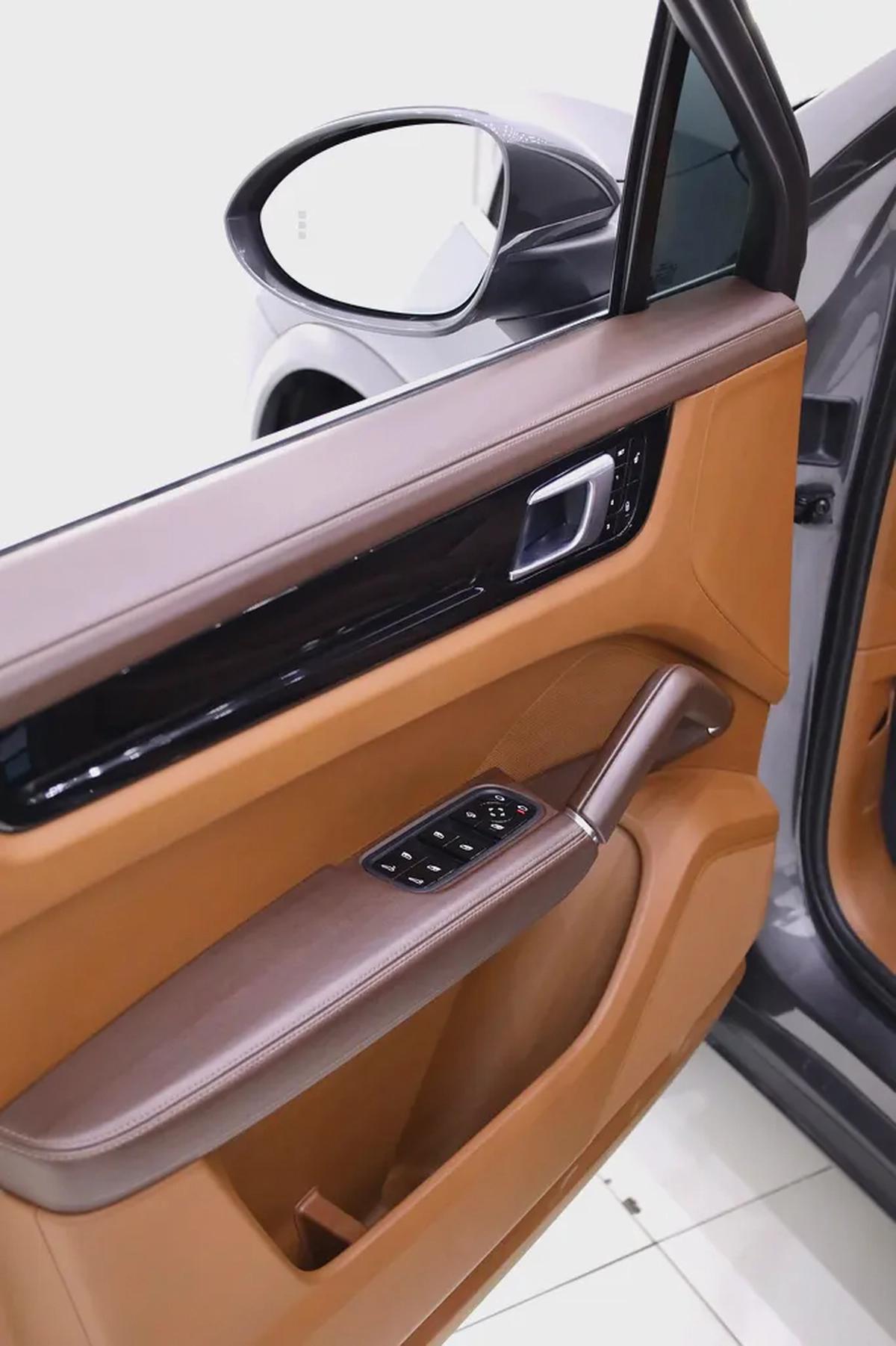 PORSCHE CAYENNE GCC FULLY LOADED + FULL SERVICE HISTORY-10-10