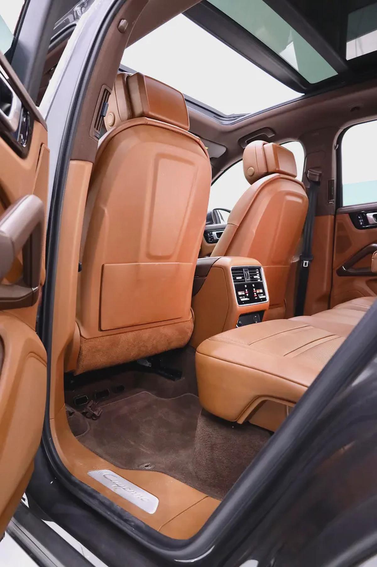 PORSCHE CAYENNE GCC FULLY LOADED + FULL SERVICE HISTORY-14-14