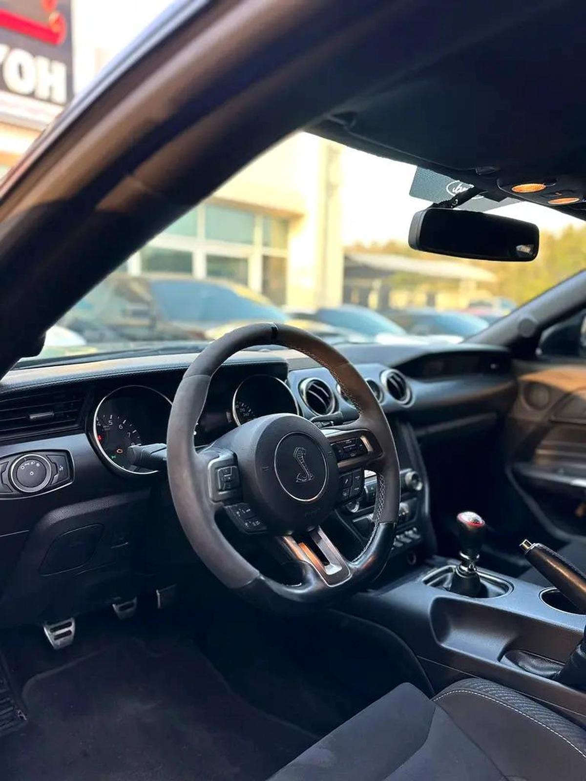 FORD MUSTANG GT350 SHELBY GCC 2018 Full service history (Al tayer) Full option manual gear Recaro-2-2