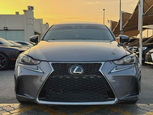 لكزس IS300 V4 2.0L موديل 2019 وارد فل اوبشن بحاله ممتازه