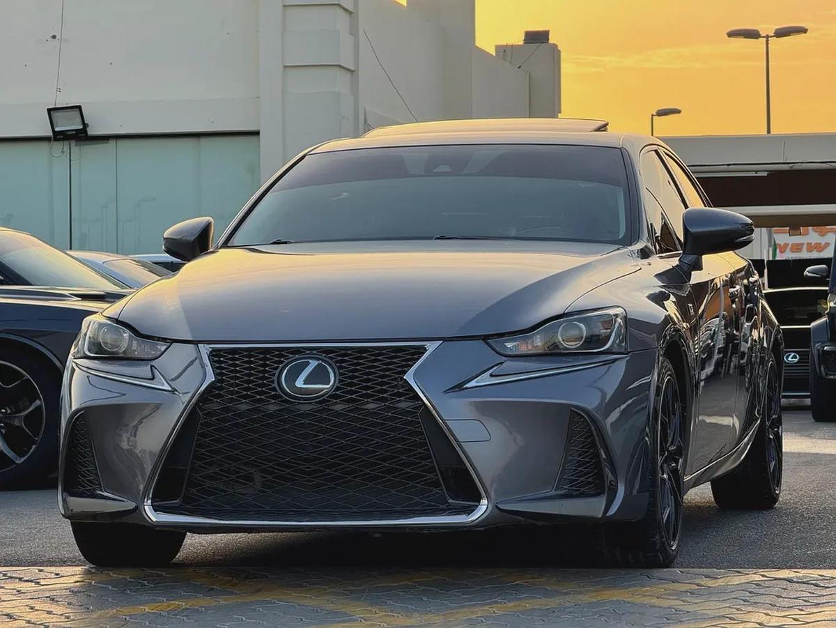 لكزس IS300 V4 2.0L موديل 2019 وارد فل اوبشن بحاله ممتازه-2-2