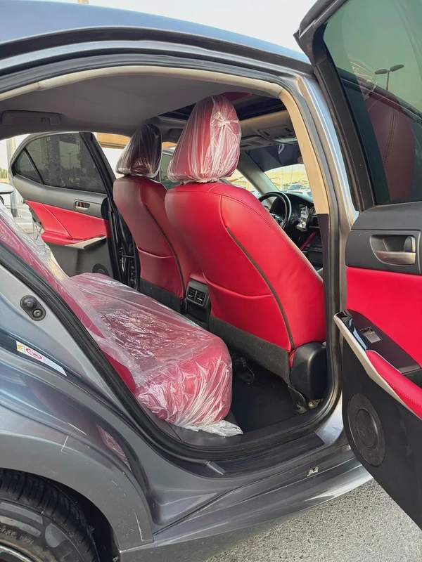 لكزس IS300 V4 2.0L موديل 2019 وارد فل اوبشن بحاله ممتازه