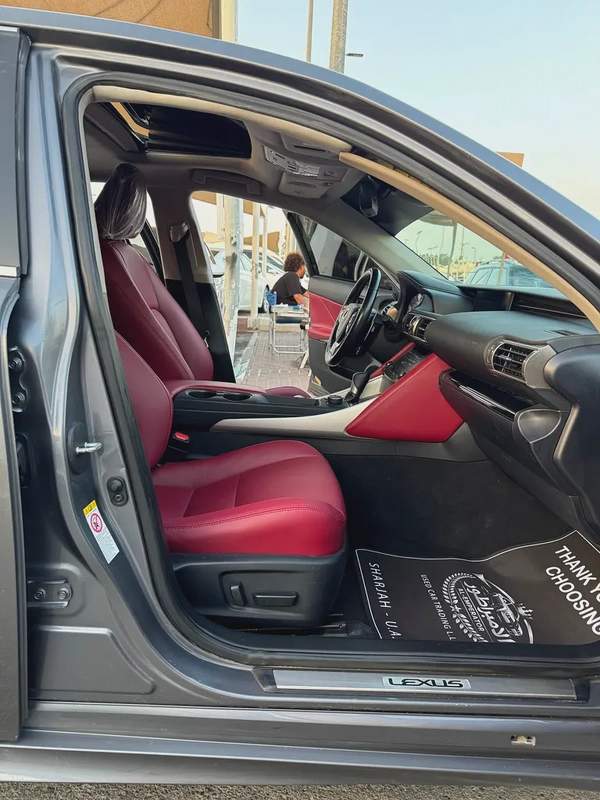 لكزس IS300 V4 2.0L موديل 2019 وارد فل اوبشن بحاله ممتازه