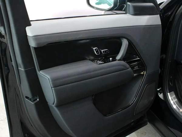 2025 - Range Rover Sport SV - V8 with warranty