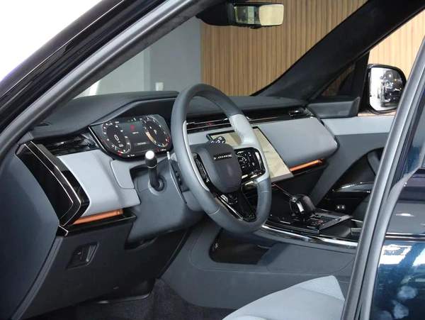 2025 - Range Rover Sport SV - V8 with warranty