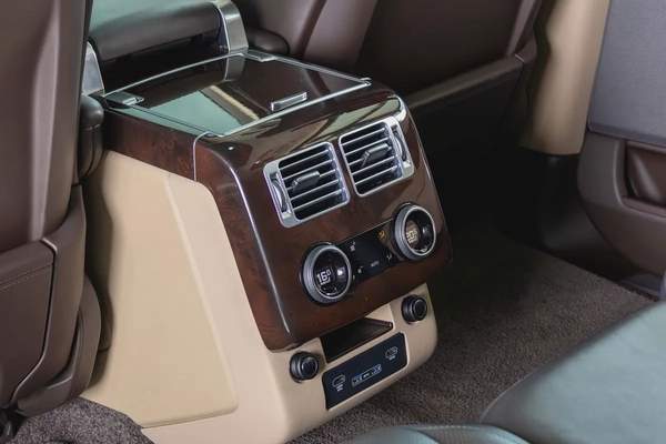 Range Rover Vogue Long Wheel Base-GCC-SVO Kit-Full Service History Available-Under Warranty