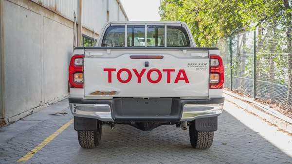 Hilux Pickup SR5 2.7L 2026 GCC Specs Brand New For Export