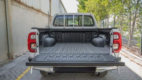 Hilux Pickup SR5 2.7L 2026 GCC Specs Brand New For Export